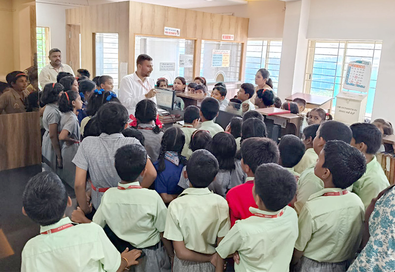 Grade 4 students to the Urban Bank (APMC).