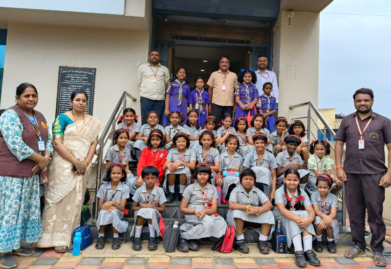 Grade 4 students to the Urban Bank (APMC).