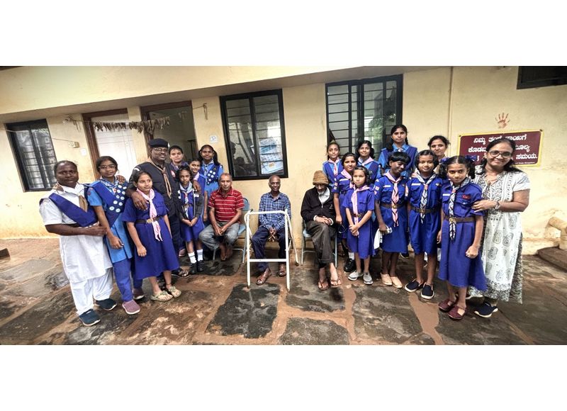 Visit to an Old Age Home by KLE Mahadevappanna Munavalli School