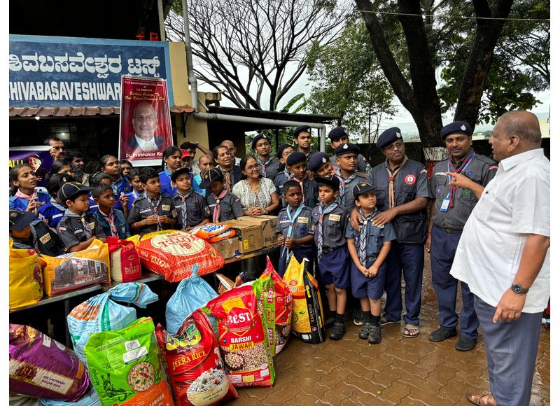 Visit to an Old Age Home by KLE Mahadevappanna Munavalli School