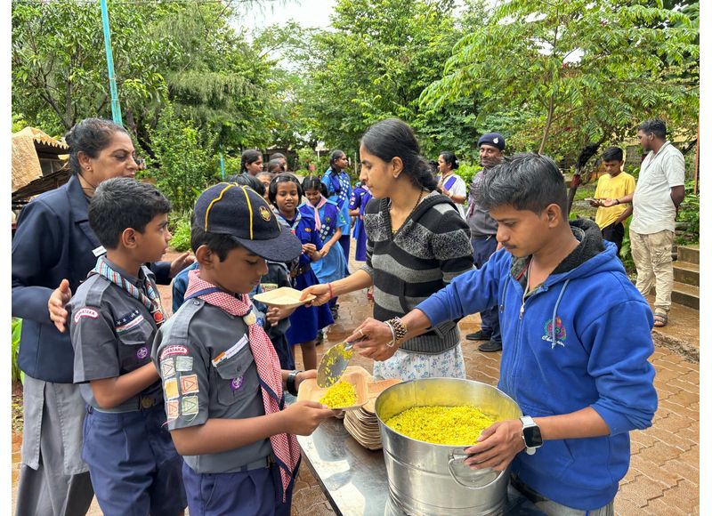 Visit to an Old Age Home by KLE Mahadevappanna Munavalli School