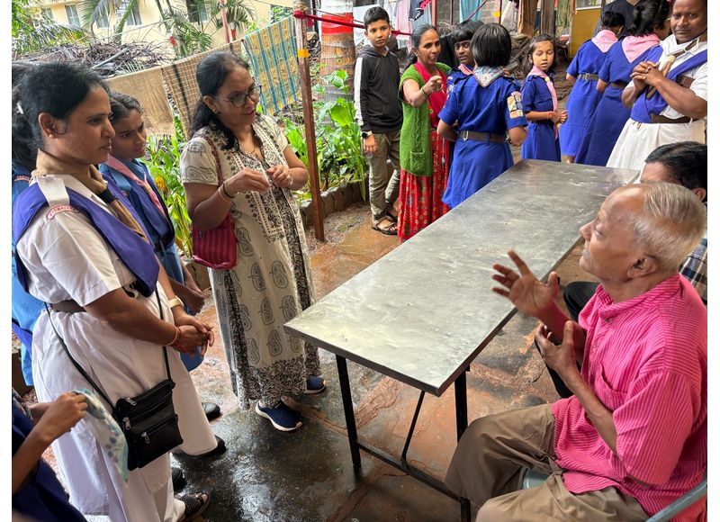 Visit to an Old Age Home by KLE Mahadevappanna Munavalli School