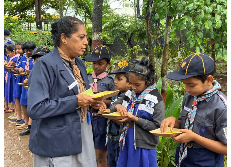 Visit to an Old Age Home by KLE Mahadevappanna Munavalli School